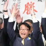 支援者らとともに万歳して当選を喜ぶ清元秀泰氏（中央）＝姫路市安田２（撮影・辰巳直之）