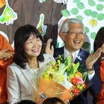 早々と初当選を決め、泉房穂市長（右）らと喜び合う丸谷聡子氏＝明石市大明石町２（撮影・鈴木雅之）