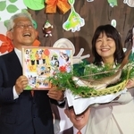 早々と初当選を決め、泉房穂市長（左）らと喜び合う丸谷聡子氏＝明石市大明石町２（撮影・鈴木雅之）