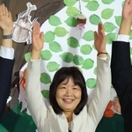 当選を確実とし、喜ぶ丸谷聡子氏＝明石市大明石町２（撮影・鈴木雅之）