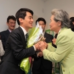 当選確実の一報を受け、支持者らと喜び合う高島崚輔氏＝芦屋市大原町（撮影・吉田敦史）