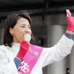 西宮市議選に立候補し、街頭演説する佐野宏美氏＝２１日午後、西宮市神楽町、ＪＲさくら夙川駅前