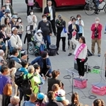 西宮市議選で、れいわ新選組の山本太郎代表と街頭演説する佐野宏美氏＝２２日午後５時４７分、西宮市田中町、阪神西宮駅前
