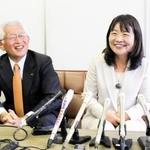 圧勝から一夜明け、会見に臨む丸谷聡子氏（右）と泉房穂市長＝明石市役所