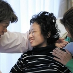 ２００６年３月、母親のもも子さん（左）、姉の敦子さんに囲まれ、笑顔を見せる順子さん＝兵庫県西宮市