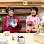 ２０２１年、陶芸工房で話をする順子さん（左）と母親のもも子さん＝兵庫県西宮市