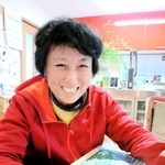 ２０２０年、ちぎり絵に取り組む鈴木順子さん。「好きやからできる」＝兵庫県西宮市