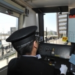 事故現場付近を通過するＪＲ快速電車の運転席。衝突したマンション（奥）は目前に迫る＝２０１０年４月２５日午前９時１３分、尼崎市久々知