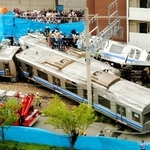 脱線してマンションに衝突し、大破した車両＝２００５年４月２５日、尼崎市