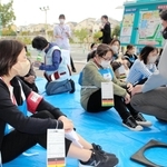 テロを想定した訓練の救護所で、負傷者らのトリアージの手順を確認する救急救命士ら＝神戸市北区上津台８