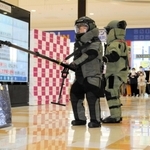 不審物に見立てた紙袋を撤去する兵庫県警機動隊の専門部隊＝神戸市北区上津台８