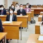 当選証書付与式に出席する女性当選者ら＝宝塚市役所