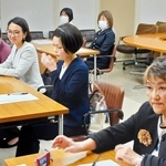 宝塚市議選の当選証書付与式に出席した女性当選者ら＝宝塚市役所