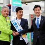 街頭演説を終え、西村康稔経済産業相（右端）らと握手を交わす日本維新の会の馬場伸幸代表（左端）＝２１日午後、明石市大明石町１