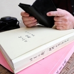 尼崎ＪＲ脱線事故で１８歳の次女を亡くした男性。今年３月に発見し、スマートフォンに保存した次女の写真を見つめる＝宝塚市内