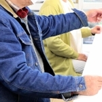 尼崎ＪＲ脱線事故で１８歳の次女を亡くした男性（手前）と妻。家族を失った人たちの悲しみを共有する「はすの会」の活動は１０年を超えた＝芦屋市業平町