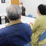 ＪＲ脱線事故で１８歳の次女を亡くした男性（左）と妻。家族を失った悲しみを分かち合う会「はすの会」を立ち上げ、１０年を越えた＝芦屋市民センター、芦屋市業平町