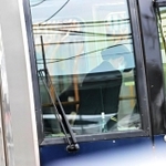 尼崎ＪＲ脱線事故から１８年を迎えた現場付近を通過する電車内で黙とうする乗務員＝２５日午前６時１８分、尼崎市久々知３（撮影・斎藤雅志）
