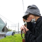 事故発生時刻に合わせ、現場近くで黙とうする女性ら＝２５日午前９時１８分、尼崎市久々知３（撮影・鈴木雅之）