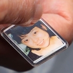 藤崎光子さんが今も肌身は出さず持つ長女の写真＝２５日午前８時５４分、尼崎市久々知西町２（撮影・鈴木雅之）