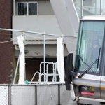 事故現場前を通過する電車内で、車掌が頭を下げた＝２５日午前７時３７分、尼崎市久々知３（撮影・鈴木雅之）