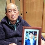 事故で亡くなった下浦善弘さんの遺影を前に語る父邦弘さん＝神戸市北区