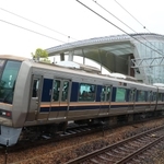 尼崎ＪＲ脱線事故の発生時刻近くに、現場を通過する上り電車＝２５日午前９時１６分、尼崎市久々知３（撮影・鈴木雅之）