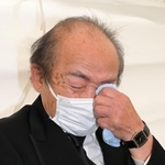 目頭を押さえながら取材に応じる遺族の上田弘志さん＝２５日午前１０時２５分、尼崎市潮江４（撮影・斎藤雅志）