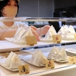 カフェで提供する手作りおにぎり。この日は「ベーコンチーズ」や「卵鶏そぼろ」など＝神戸市中央区御幸通８