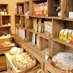 陳列棚にも焼き菓子や雑貨など「神戸ふれあい工房」の商品が並ぶ＝神戸市中央区御幸通８