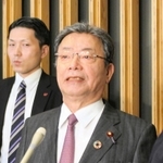 報道陣の取材に応じる谷公一氏＝東京都千代田区