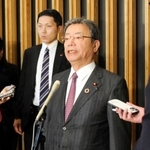 報道陣の取材に応じる谷公一氏＝東京都千代田区