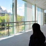 【城見ラウンジ】館内一の絶景スポットにベンチを新設した「城見ラウンジ」＝姫路市本町