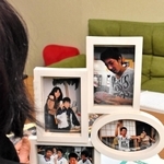 亡くなった山内美輝さんの写真やノートを手に思いを語る母親＝尼崎市内