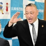 職務質問を模擬実演する堂園悟史さん。対象者役に大きな声で「こんにちは」と呼びかけた＝兵庫県警本部（模擬実演のため特別にマスクを外してもらい、撮影しています）