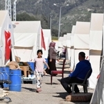 トルコ南部アンタキヤに連なる地震被災者用のテント＝４月４日