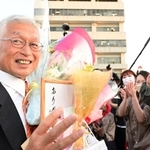駆けつけた市民に見送られ、退庁する泉房穂明石市長＝２８日午後、明石市役所（撮影・中西幸大）