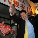 明石市長選で初当選しタイを手に喜ぶ泉房穂氏＝２０１１年４月２４日
