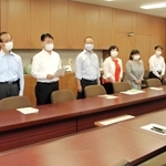 専決処分をした泉房穂市長（右）に対し、市議会を軽んじないよう意見表明する議員たち＝２０２１年８月１９日