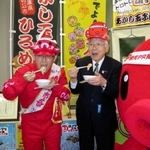 兵庫県庁で玉子焼を味わう井戸敏三前知事（右）と泉房穂明石市長＝２０１６年１２月９日