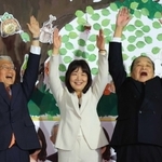 明石市長選で当選した丸谷聡子氏（右）とともに喜ぶ泉房穂市長＝２０２３年４月２３日