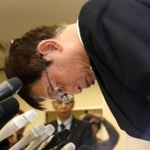 辞意を表明した会見の最後に深々と頭を下げる泉房穂市長＝２０１９年２月１日