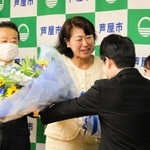 退任を前に職員から花束を贈られ、笑顔を見せる芦屋市の伊藤舞市長＝芦屋市役所