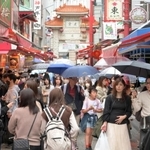 ＧＷ初日を迎え、行楽客で混雑する神戸・南京町＝２９日午後、神戸市中央区元町通１