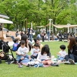 芝生の上くつろぐ親子ら＝２９日午後、神戸市中央区加納町６、東遊園地