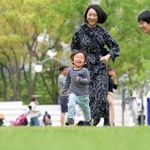リニューアルしたばかりの神戸・東遊園地で遊ぶ親子ら＝２９日午前、神戸市中央区加納町６