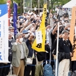 ４年ぶりに組合員が参集して行われた兵庫県メーデー神戸中央大会＝２９日午前、大倉山公園