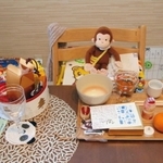 友一君が使っていた食器やおもちゃなどが並ぶ食卓＝神戸市内 