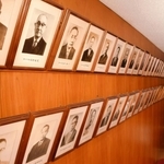 兵庫県議会の歴代正副議長の顔写真が並ぶ議場棟の一角。新任期の始まりを前に、ポスト争いが過熱しつつある＝神戸市中央区下山手通５