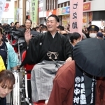 ファンからの声援に応える中村勘九郎さんら＝３０日午前、姫路市内（撮影・辰巳直之）